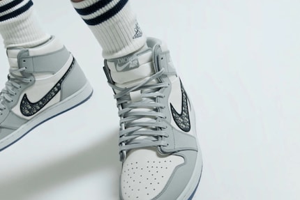 Eccolo qui, il logo Dior sul logo Nike.