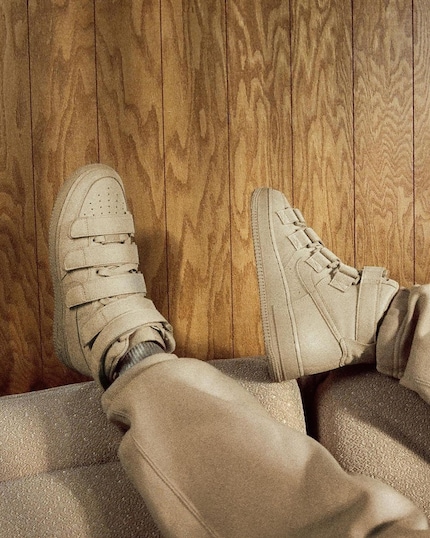 La sua «Air Force 1» nel colore Mushroom.