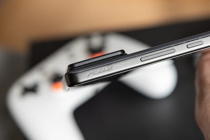 Asus non ha apportato alcuna modifica ai tasti analogici, contrassegnati dalla scritta ROG, sul ROG Phone 8 rispetto al suo predecessore.