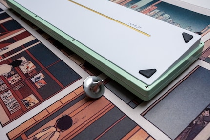 Sul retro della Wind X, il peso interno in ottone è visibile attraverso una fessura nell'alloggiamento.