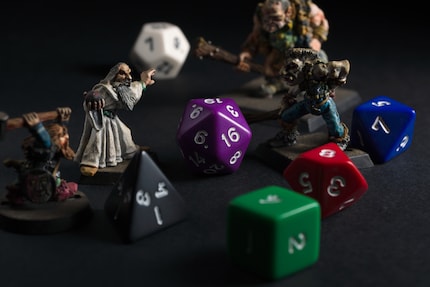 In Dungeons & Dragons, la fortuna dei dadi decide il destino di amici e nemici.