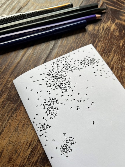 Lo stormo di uccelli mi sembra più uno sciame di zanzare. Più è lontano, più sembra realistico.