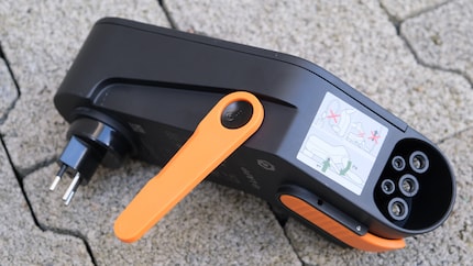 Si apre in più fasi finché il «Mobility Dock» è ben appoggiato nella presa.