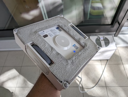 Fisso lo speciale panno in microfibra alla parte inferiore del robot con le chiusure in velcro.