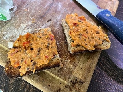 It’s healthy, quick to make and tastes good: sourdough bread with lentil spread.