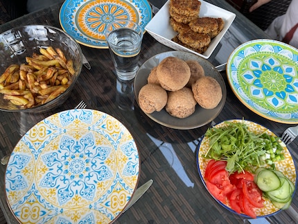 After two hours of cooking, they’re ready: vegan burgers with homemade fries.