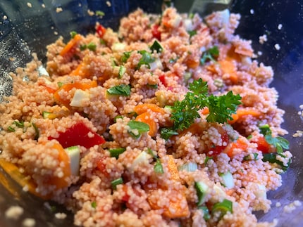 La sera mangio insalata di couscous con yogurt di soia.