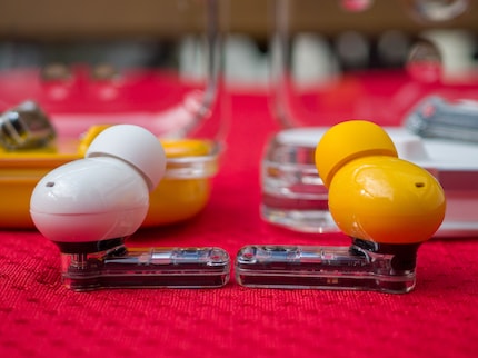 The difference created by the different materials used for the drivers is hardly noticeable.
