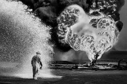 Una lotta contro i pozzi di petrolio in fiamme nei campi petroliferi del Kuwait nel 1991.
