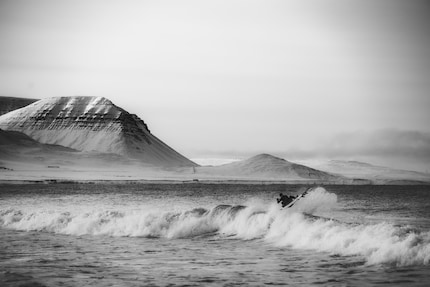 La costa islandese come sfondo mozzafiato per il surf in condizioni artiche.
