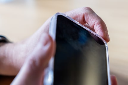 Il bordo esterno è rialzato per proteggere efficacemente il display.