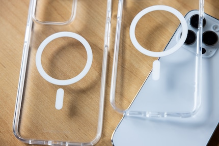 La differenza è appena percettibile: la custodia dbramante dopo quasi un anno di utilizzo (a sinistra nella foto) non ha alcun segno di ingiallimento. A destra a titolo di confronto una cover appena tolta dalla confezione.