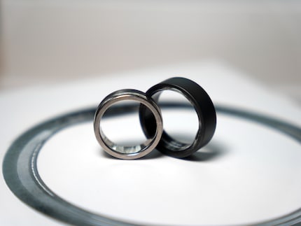 L'anello Ultrahuman di taglia 10 rispetto alla mia fede di taglia 9.