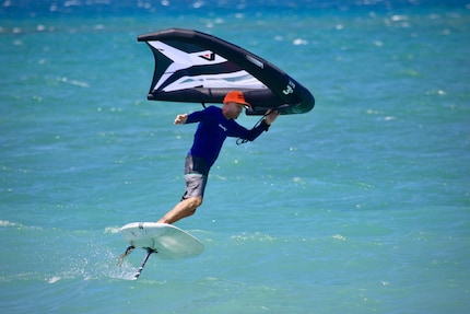 Mike Jucker si occupa anche di wingfoiling e riferisce sulle ultime evoluzioni di questo sport.
