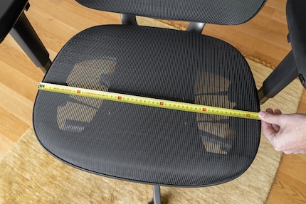 La seduta della Fujin Pro è piatta e larga 52 cm. Questo lascia libertà di manovra, anche di sedersi in modo scorretto.