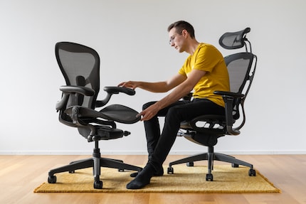 Dopo una giornata di lavoro, la mia schiena si sente meglio sull’Aeron (a sinistra).