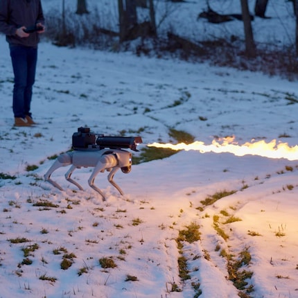 Per comandare il cane sputafuoco basta uno smartphone con un gamepad.