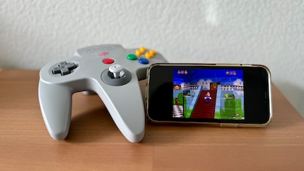 La mia configurazione preferita per «Super Mario 64» su Delta: iPhone e controller N64.