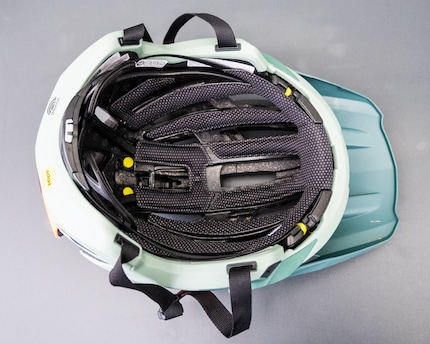Il «Super Air R Spherical Mips» è formato da due gusci che, in caso di impatto, ruotano l'uno dentro l'altro come un giunto sferico per garantire la massima protezione.