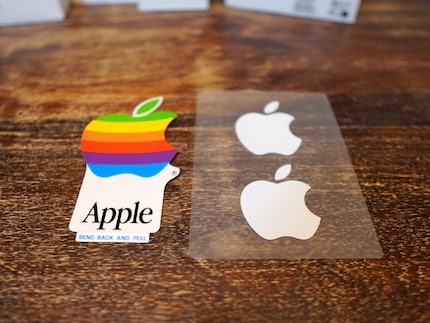 Il logo Apple colorato come adesivo (probabilmente della fine degli anni '80) a confronto con la versione attuale.