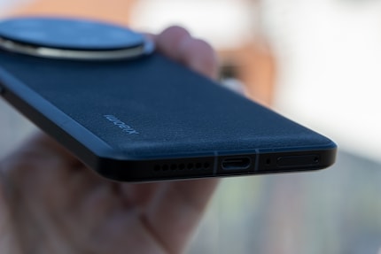 La Xiaomi 14 Ultra assorbe solo fino a 90 watt tramite la porta USB-S con il giusto adattatore di corrente.
