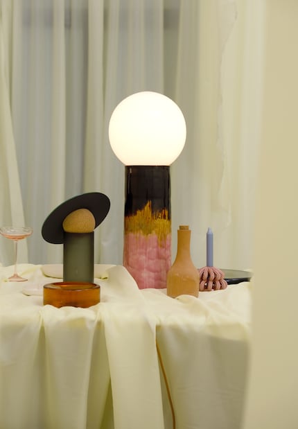 Lampade, bottiglie di olio e decorazioni varie: forme, materiali e colori diversi si ritrovano sullo stesso palcoscenico.