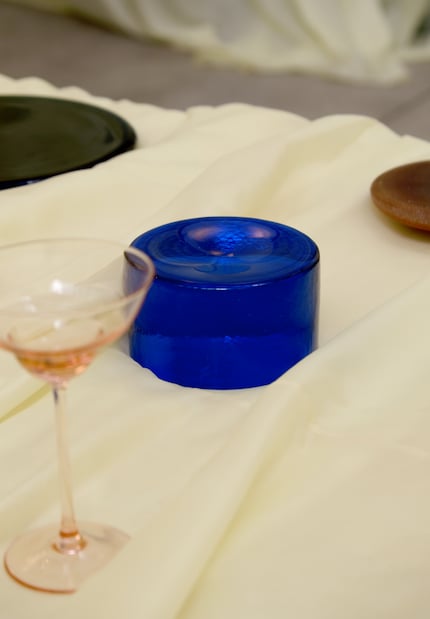 Il blu elettrico di alcuni oggetti contrasta con tutto il resto.