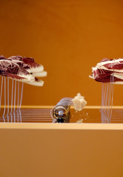 Stuzzicadenti di lusso: ogni spiedino poggia su un unico grande plateau in acciaio inox.