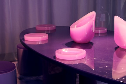 L'allestimento di Objects of Common Interest convince con la scelta di attenersi a un'unica famiglia di colori.