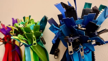 Per i capi personalizzati, i clienti decidono se vogliono una zip o una tasca in più.