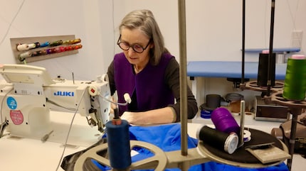 Barbara Heinze disegna, cuce e ripara abbigliamento outdoor sostenibile nel suo studio.