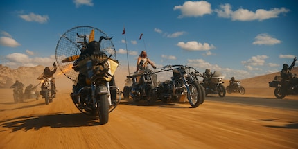 Per me, il punto forte del film è Chris Hemsworth nei panni del folle Dementus, signore della guerra della banda di motociclisti delle Terre Desolate.