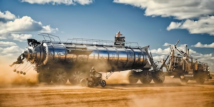 Quando i fanatici si avventano suicidi sui loro nemici, mi sento trasportato indietro in «Mad Max: Fury Road».