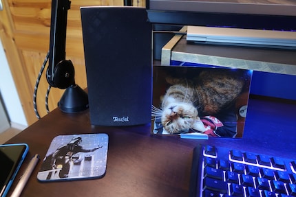 Il sottobicchiere e la foto del gatto: entrambi parti essenziali sulla mia scrivania.