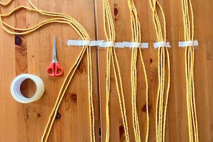 Il nastro blu non è abbastanza resistente, quindi fisso le corde con un secondo strato di nastro adesivo. Meglio prevenire che curare.