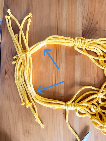 Nel tutorial originale le estremità vengono incollate, ma io mi sono trovata meglio con la variante con il nastro adesivo.