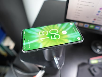 Android devices without magnets can simply be balanced on top of the box.