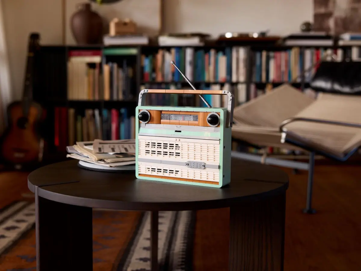 An eye-catcher when assembled: the transistor radio from Lego.