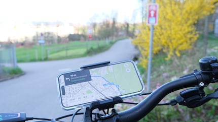 La pista ciclabile porta dritto, ma Apple vuole rimandarmi sulla strada principale, attraverso un sentiero ripido.