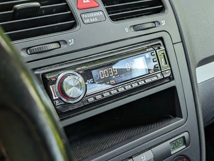 Sensazione retrò con l'autoradio lampeggiante di JVC.