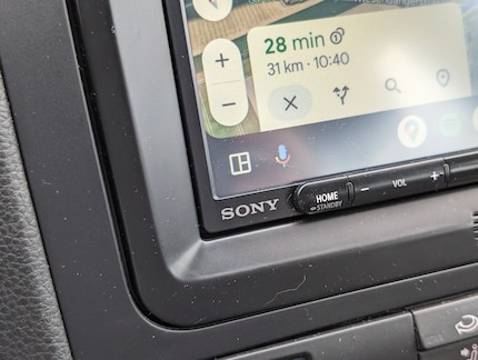 Ci sono alcuni pulsanti fisici sotto il touchscreen.