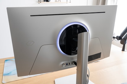 Il monitor appare elegante anche da dietro. L’anello illuminato si può spegnere.