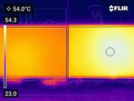 Il display dell’Odyssey OLED G8 (a sinistra) irradia meno calore di quello del PG32UCDM (a destra).