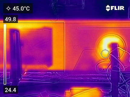 In teoria il «Custom Heatsink» dell’Asus PG32UCDM (a sinistra) dovrebbe dissipare meglio il calore rispetto al retro del Samsung Odyssey OLED G8 (a destra).