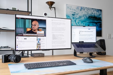 Una configurazione da ufficio con il Samsung Odyssey OLED G8 e un MacBook come secondo schermo.