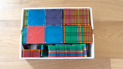 Compact: the 100 MAGNA-TILES from the reviewed set are neatly arranged.