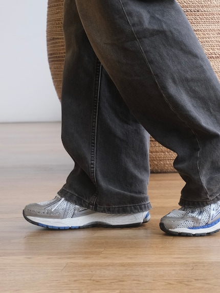 Sembra quasi che i pantaloni cadano naturalmente così.