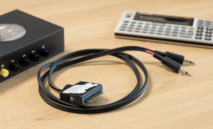 Il cavo collega la calcolatrice a un lettore di cassette o a un computer.