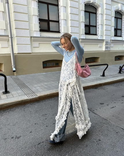 Maxi abito in pizzo su jeans baggy: non c'è niente di più elegante.
