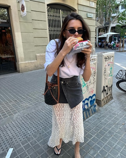 Non convenzionale ma bellissimo: minigonna in denim su maxi gonna in pizzo.